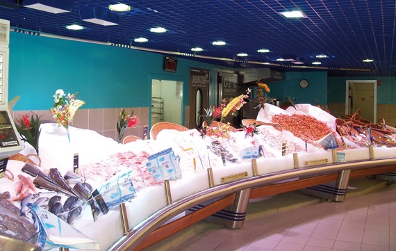 Fischtheke mit MAJA Scherbeneis